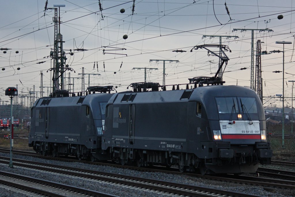 MRCE Dispolok/TXL ES 64 U2-097+MRCE Dispolok/TXL ES 64 U2-098 verlassen am 16.12.12 Duisburg Hbf in Richtung Essen.