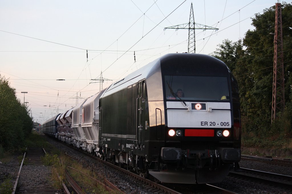 MRCE ER 20-005 (damals kurzzeitig bei TXL im Einsatz) am 20.9.12 mit dem TXL Kalkzug auf dem Weg nach Flandersbach beim Halt in Ratingen-Lintorf.