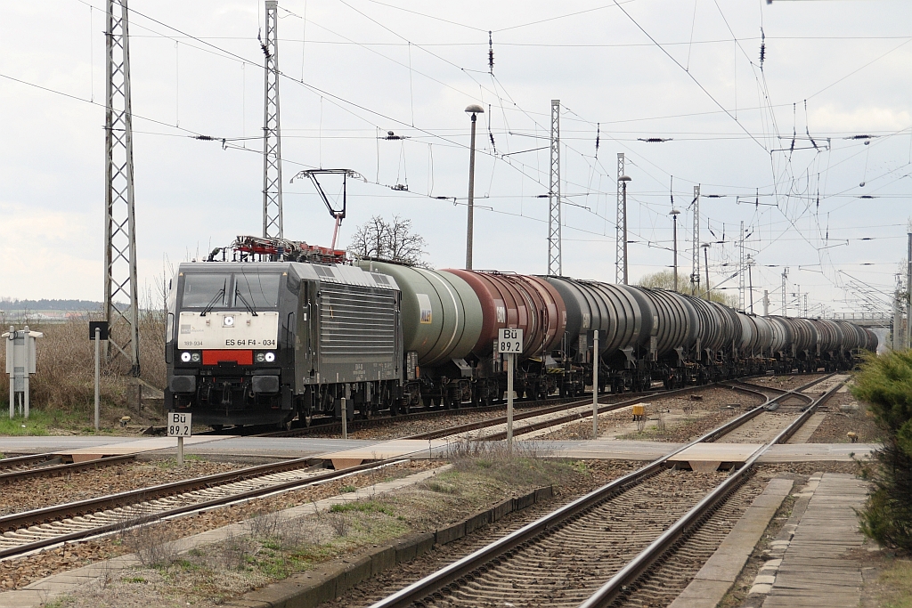 MRCE ES 64 F4-034 (189 934) mit einem Kesselwagenzug nach Stendell, Passow 09.04.2010