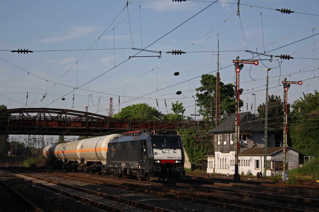 MRCE ES 64 F4-035 (i.E.fr TXL) am 14.5.12 mit einem Gaskesselzug bei der Durchfahrt durch Dsseldorf-Rath.