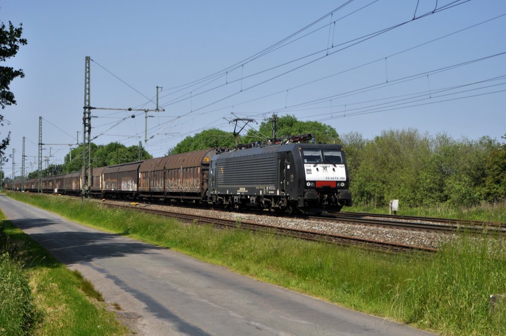 MRCE ES 64 F4-088 (189 988), vermietet an Captrain Deutschland, befördert am 08.06.13 in Diepholz einen Schiebewandwagenzug in Richtung Osnabrück.