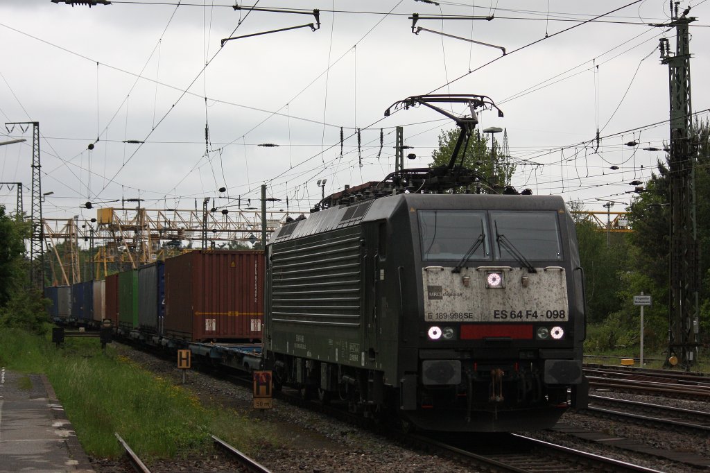 MRCE ES 64 F4-098 (i.E.fr TXL) am 16.5.12 mit einem Containerzug in Duisburg-Entenfang.