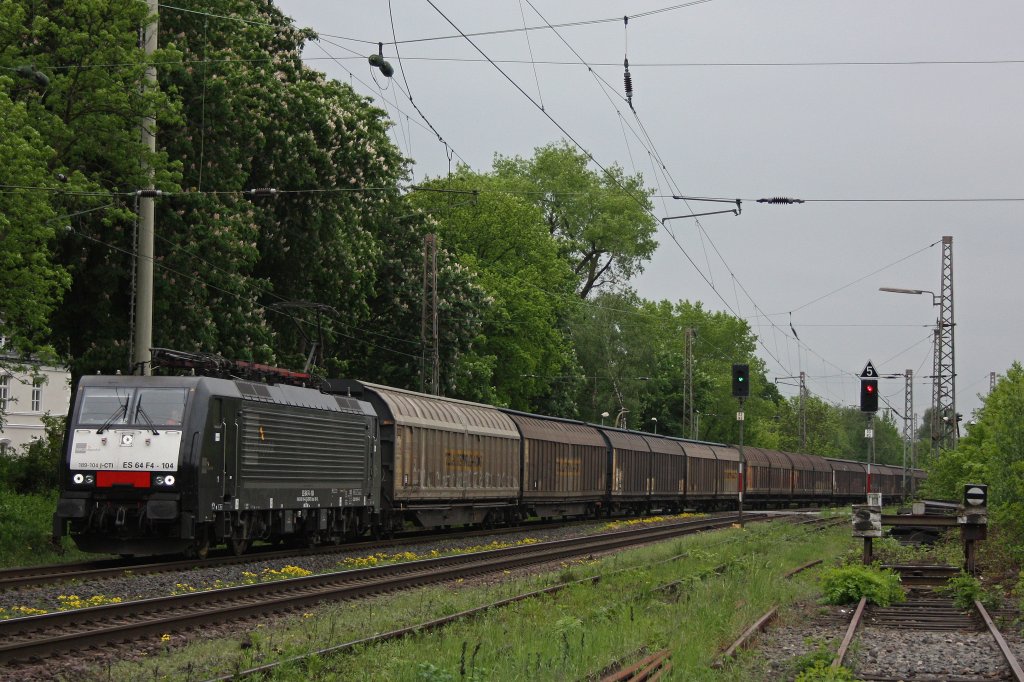 MRCE ES 64 F4-104 (i.E.fr Captrain Italy) am 11.5.12 mit einem Papierzug in Ratingen-Lintorf.