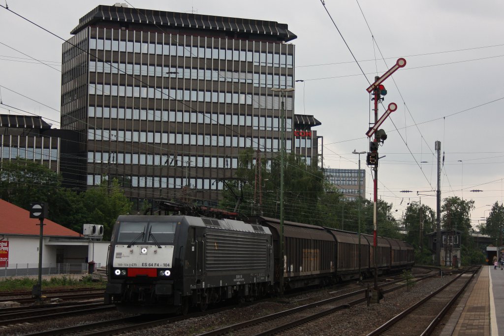 MRCE ES 64 F4-104 (i.E.fr Captrain Italia) am 1.6.12 mit einem Papierzug in Dsseldorf-Rath.