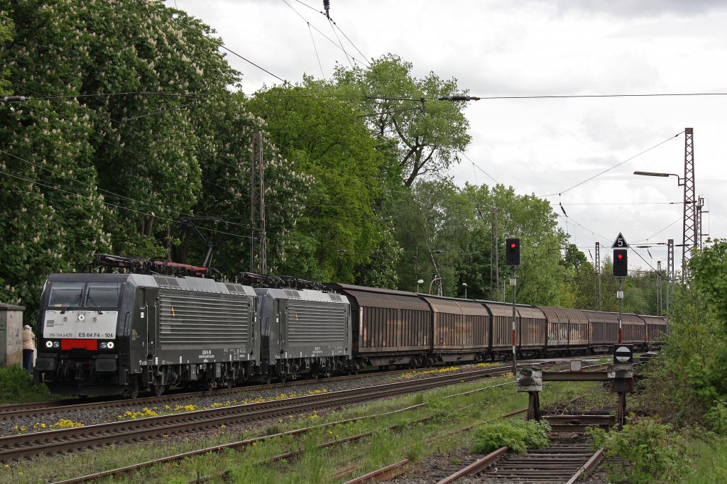 MRCE ES 64 F4-104 zog am 9.5.12 die MRCE ES 64 F4-111 (beide i.E.fr Captrain Italia)  und einen Papierzug durch Ratingen-Lintorf.