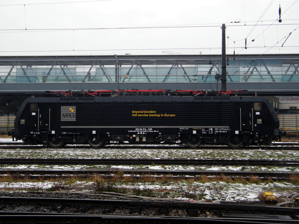 MRCE ES 64 F4 105 gestellt am Bahnhof Wien-H�tteldorf, am 15. 12. 2012. 