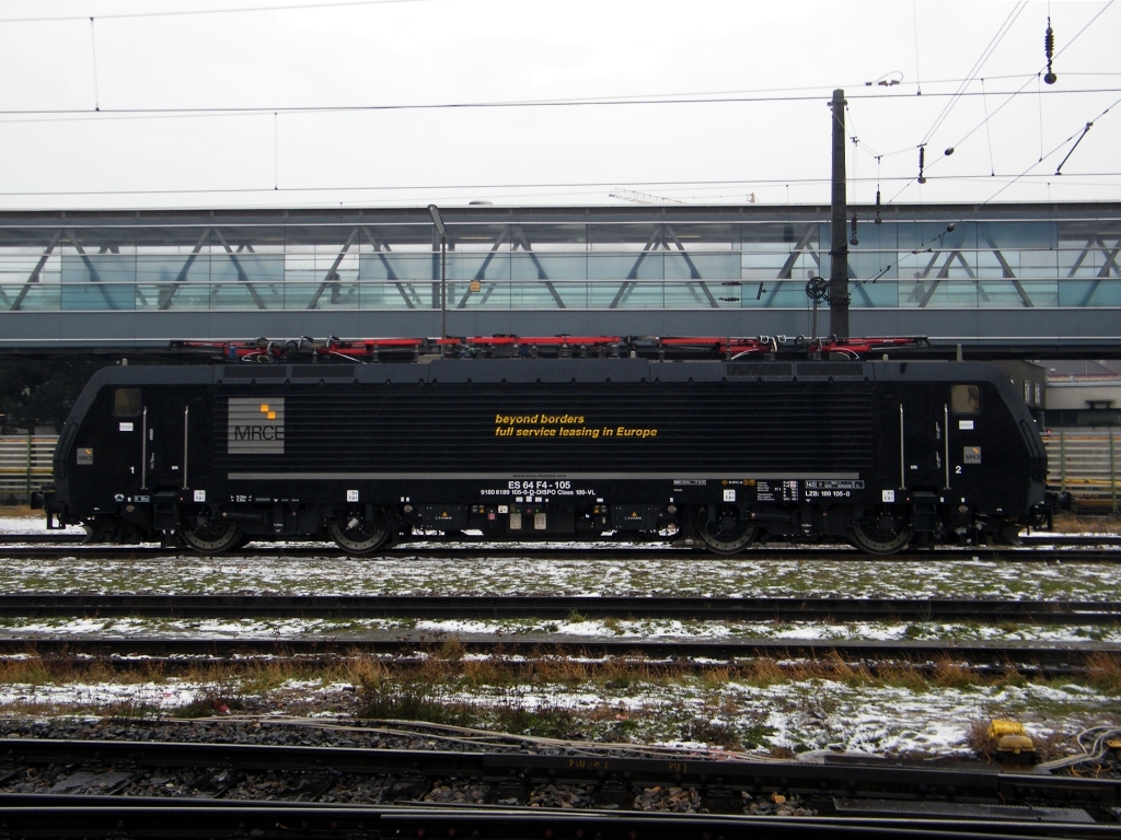 MRCE ES 64 F4 105 gestellt am Bahnhof Wien-Htteldorf, am 15. 12. 2012. 