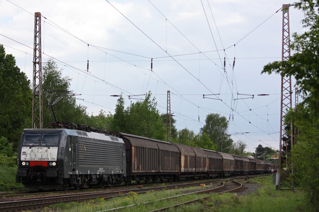 MRCE ES 64 F4-111 (i.E.f�r Captrain Italia) am 12.5.12 mit einem Papierzug bei der Durchfahrt durch Ratingen-Lintorf.
