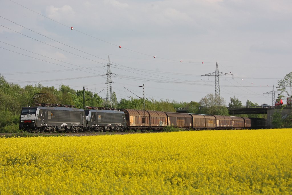 MRCE ES 64 F4-111 zog am 4.5.12 die ES 64 F4-088 (beide i.E.fr Captrain Italia) und einen Papierzug durch Ratingen-Lintorf.