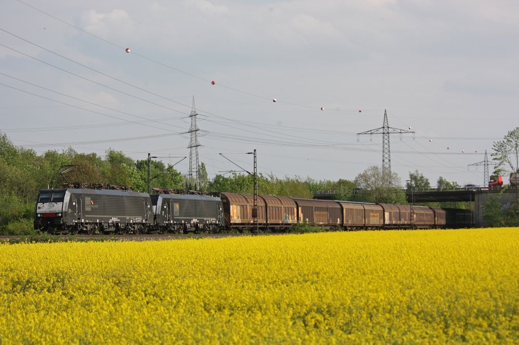 MRCE ES 64 F4-111 zog am 4.5.12 die ES 64 F4-088 (beide i.E.fr Captrain Italia) und einen Papierzug durch Ratingen-Lintorf.