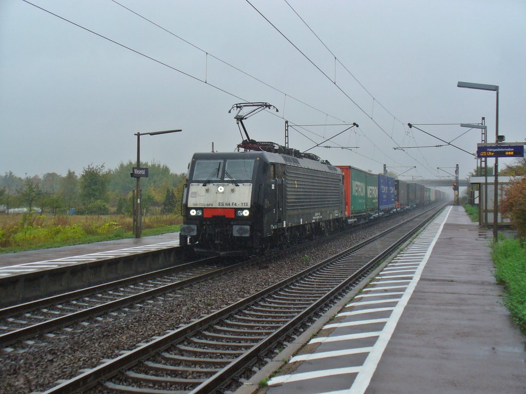 MRCE ES 64 F4-113 zieht bei Starkregen einen Containerzug am 05.10.2011 durch Wiesental

