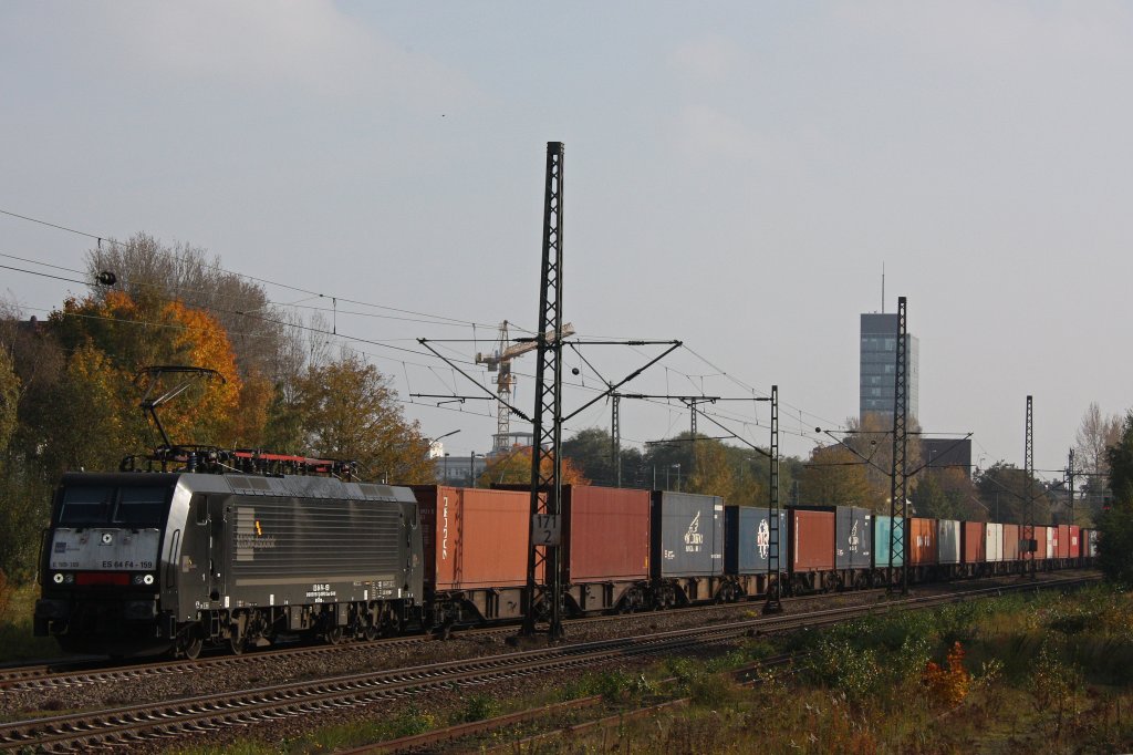 MRCE ES 64 F4-159 am 25.10.11 mit einem Containerzug bei der Durchfahrt durch Hamburg-Ubterelbe.