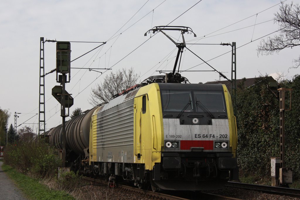 MRCE ES 64 F4-202 (E189-202) zog am 2.4.12 den DGS 48815 von Moers Gbf nach San Giovanni Valdarno durch Bonn-Limperich.
