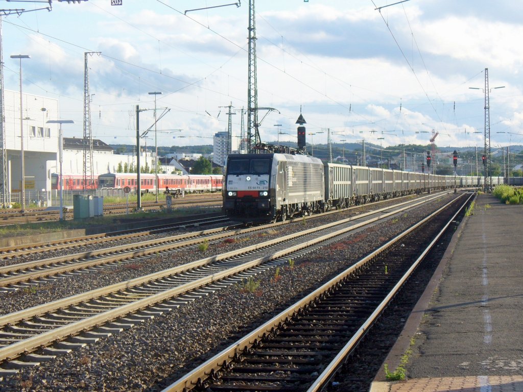 MRCE ES 64 F4 210 zieht eien Schttgutwagenzug am 22.06.2011 durch Kaiserslautern