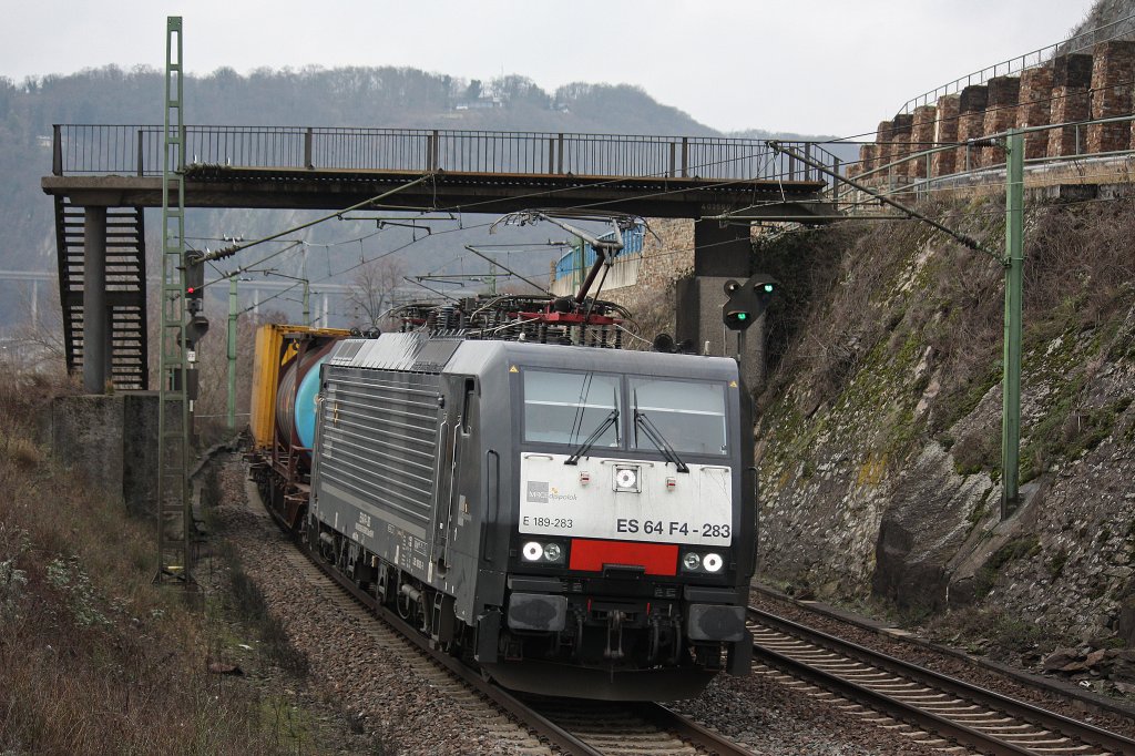 MRCE ES 64 F4-283 (E189-283/i.E. fr ERS Railways ?) am 28.1.12 mit einem Containerzug bei der Durchfahrt durch Leutesdorf.
