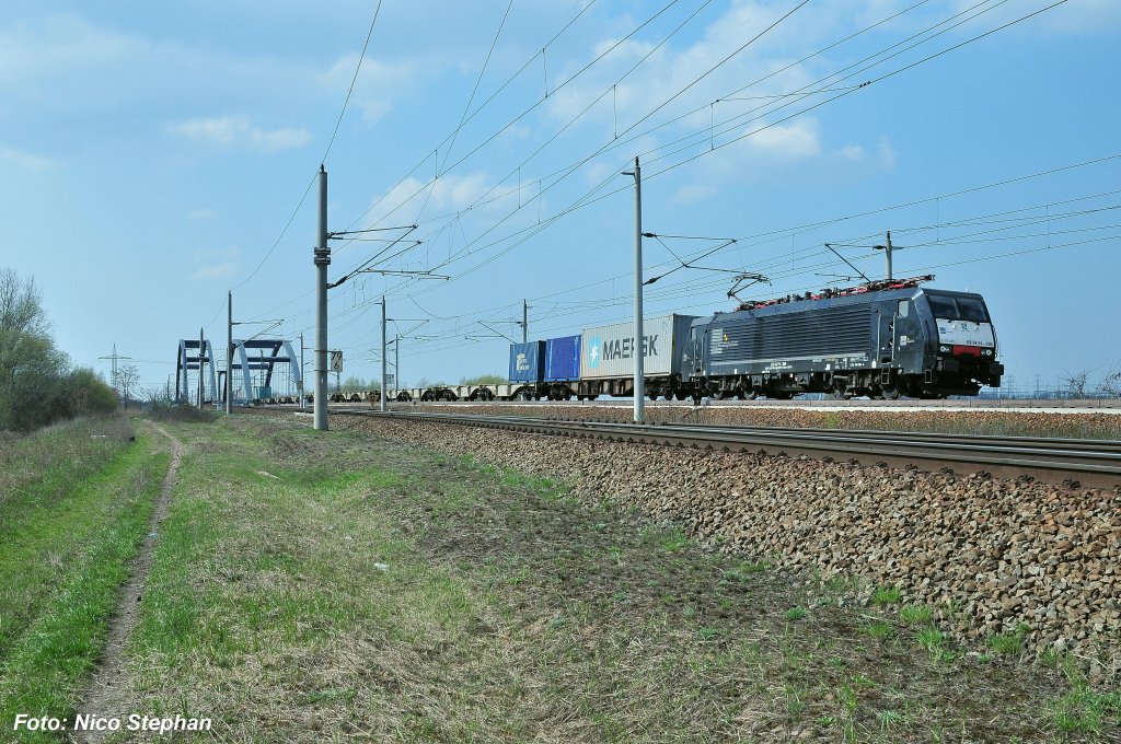 MRCE ES 64 F4-286 donnert mit einem Containerzug auf Berlin zu (Wustermark-Kanalbrcken 12.04.10)