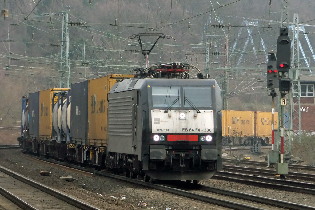 MRCE ES 64 F4-290 bei der Durchfahrt in K�ln-West 26.2.2011