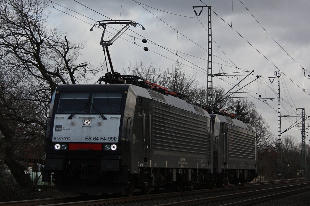 MRCE ES 64 F4-990 (E189 090) am 14.1.12 mit der ES 64 F4-213 (beide i.E. fr ERS Railwys) bei der Durchfahrt durch Voerde.