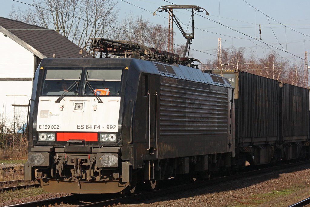 MRCE ES 64 F4-992 (E189 092/i.E. fr HUSA) am 15.1.12 mit einem Containerzug bei der Durchfahrt durch Ratingen-Lintorf.
