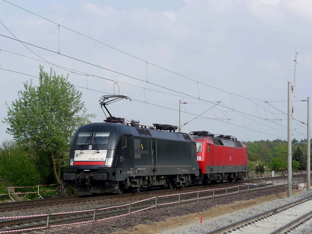 MRCE ES 64 U2 - 061 (182 561) mit DB 120 126 im Schlepp bei Durchfahrt durch Radbruch in Richtung Hamburg; 04.05.2012
