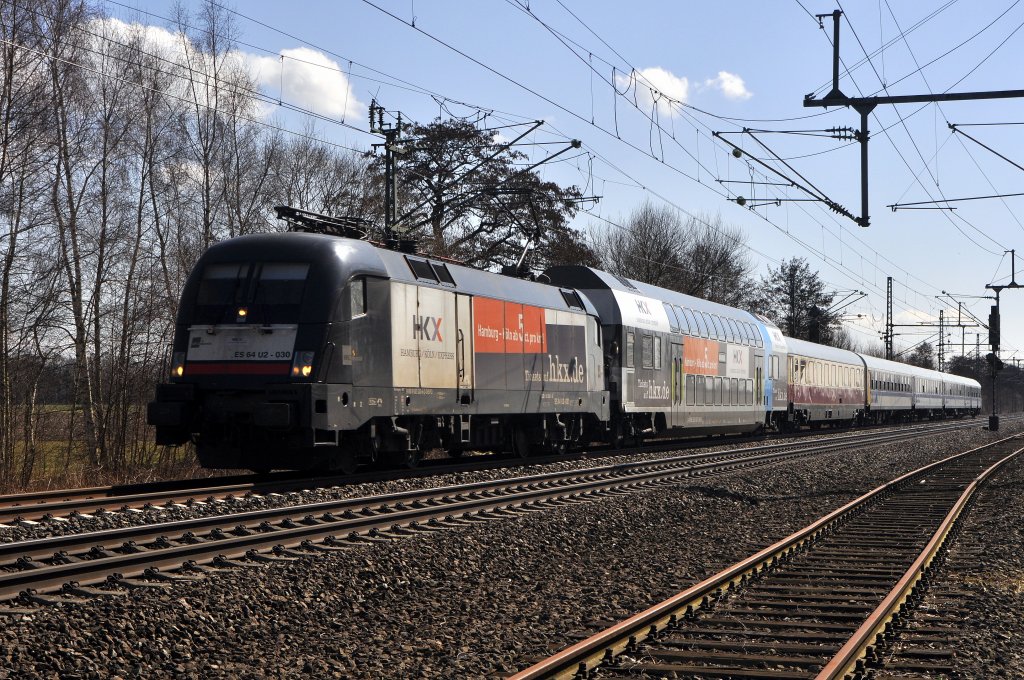 MRCE ES 64 U2-030 (182 530), vermietet an OLA, befördert am 07.04.13 südlich von Diepholz den HKX 1803 von Köln Hbf nach Hamburg-Altona.