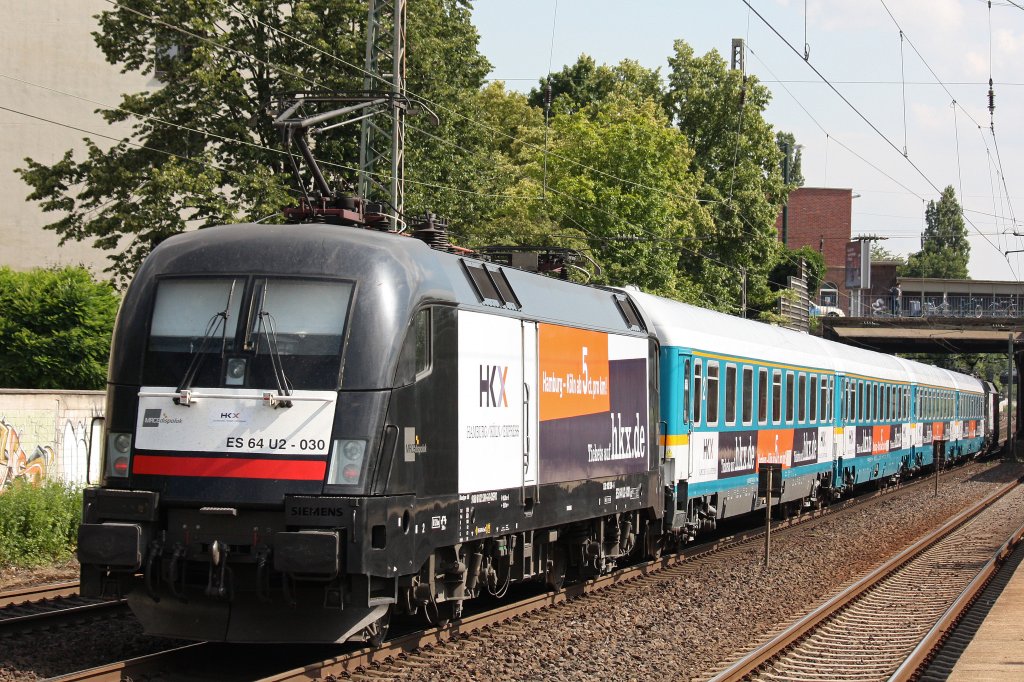 MRCE ES 64 U2-030 schob am 3.7.12 den sich auf Testfahrt befindlichen HKX nach Kln durch Dsseldorf-Derendorf.