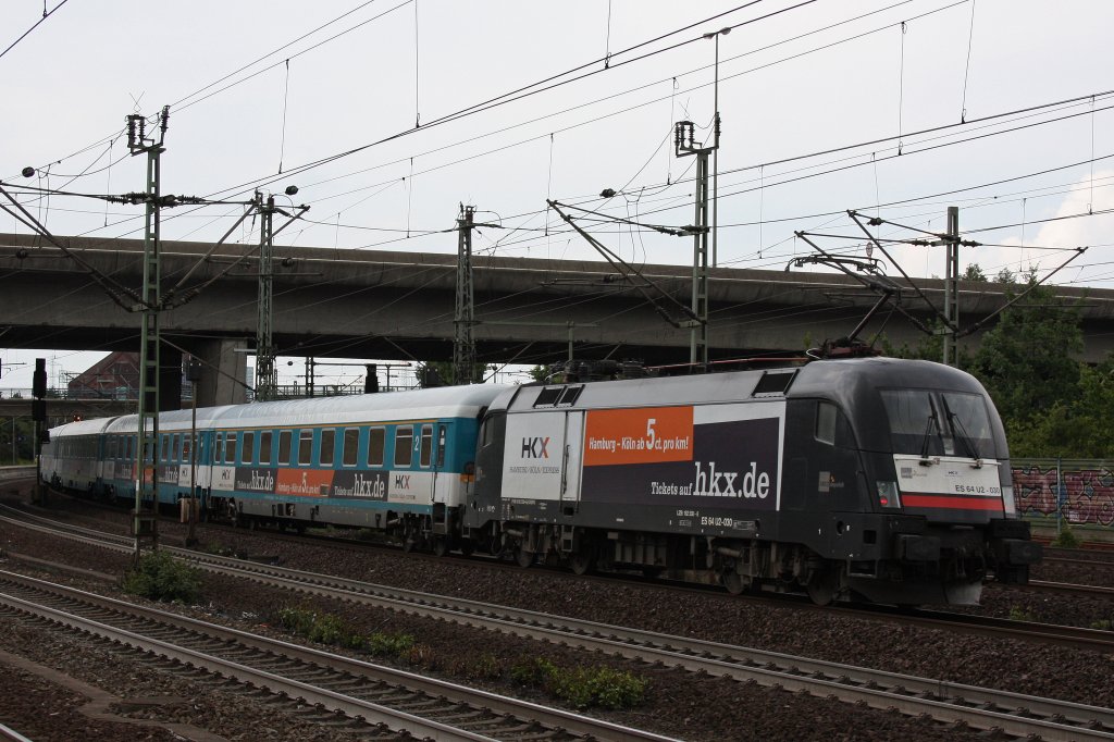 MRCE ES 64 U2-030 schob am 31.7.12 den HKX durch Hamburg-Harburg.