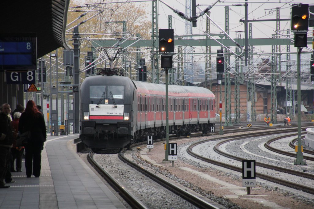 MRCE ES 64 U2-033 mit einer RB nach Eisenach am Haken bei der Einfahrt in den Erfurter Hauptbahnhof.09.11.2012.