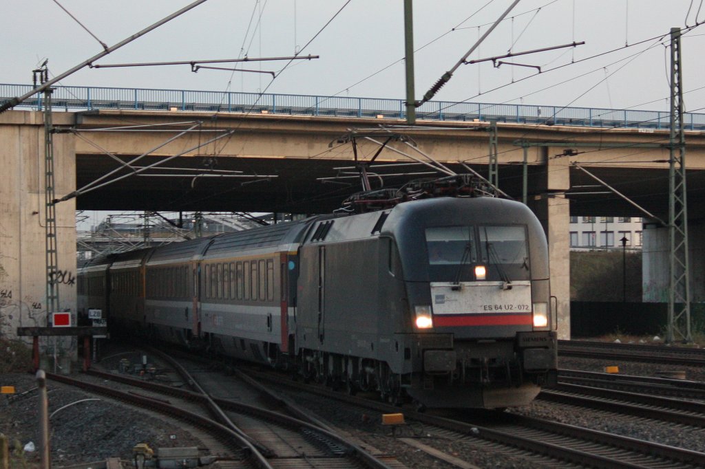 MRCE ES 64 U2-072 fuhr am 27.3.13 mit einem EC durch Dsseldorf-Flughafen.