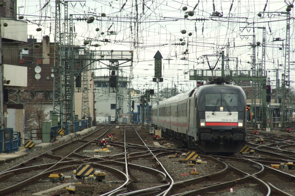 MRCE ES 64 U2-072 stellt am trben 21.2.2010 den IC 1808 nach Westerland im Klner Hbf bereit. Interessanterweise bestand der IC komplett aus ehemaligen IR-Wagen.
Warum also nicht wieder den IR einfhren?
Kln, der 21.2.2010