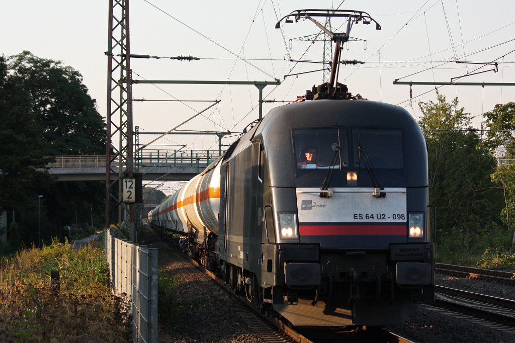 MRCE ES 64 U2-098 am 4.9.12 mit einem Gaswagenzug bei der Durchfahrt durch Ratingen-Lintorf.