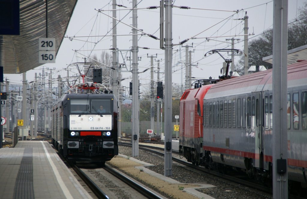 MRCE Lokzug mit ES 64 F-153, ES 64 F4-152 und ES 64 F4-155 fahren gerade durch St.Plten Richtung Linz. Auf dem Nebengleis steht die 1016 039 mit dem IC693 nach Wien West. 9.4.2010 