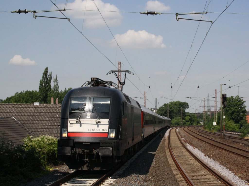 MRCE Taurus die erste!
ES64 U2-036 durchfhrt mit einem Schweizer Nachtzug den Hauptbahnhof von Mlheim an der Ruhr Richtung Dortmund.

