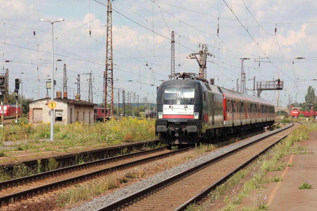MRCE Taurus ES64 U2-028 mit einer Regionalbahn nach Eisenach am Haken fhrt in Grokorbetha ein.06.08.2011.