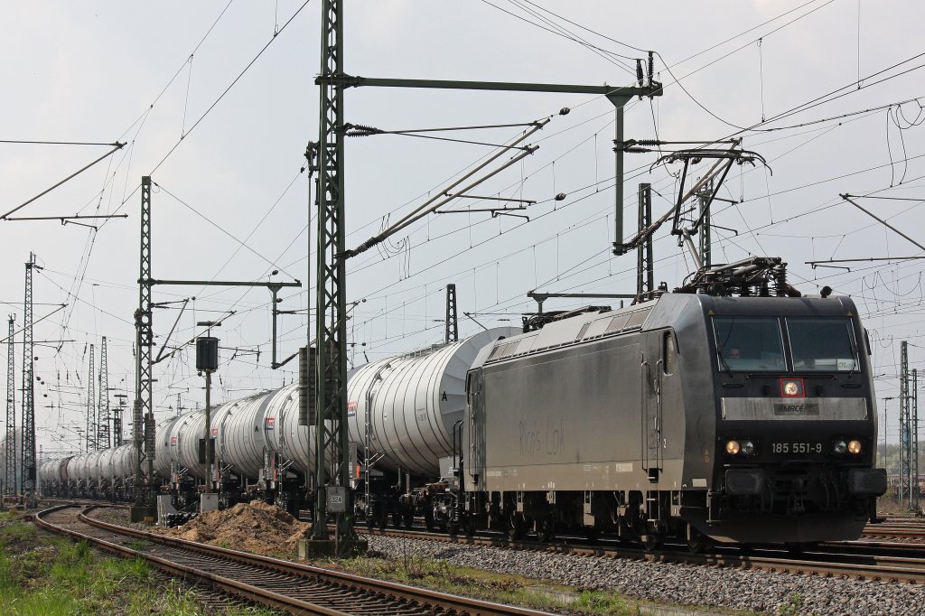 MRCE/CFL Cargo 185 551 am 12.4.12 mit einem Kesselzug bei der Durchfahrt durch Oberhausen-West.