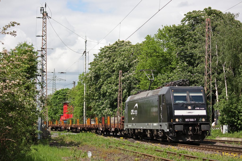 MRCE/CFL Cargo 185 566 mit einem leeren Langschienenwagenzug am 12.5.12 bei der Durchfahrt durch Ratingen-Lintorf.