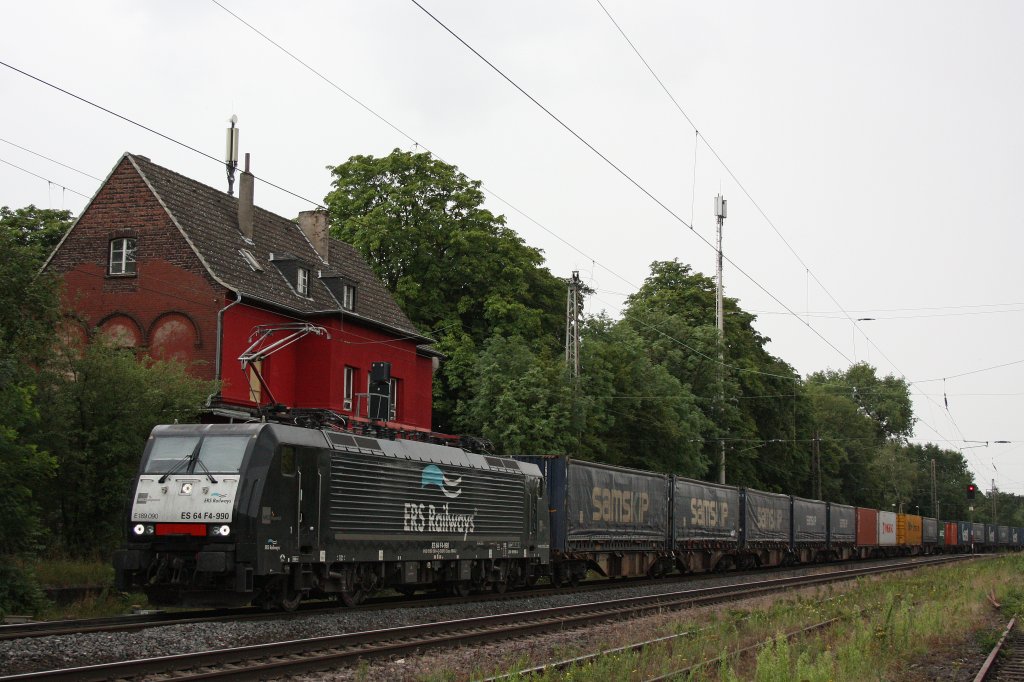MRCE/ERS ES 64 F4-990 (E 189 090) am 19.7.11 mit einem Gterzug bei der Durchfahrt durch Ratingen-Lintorf.