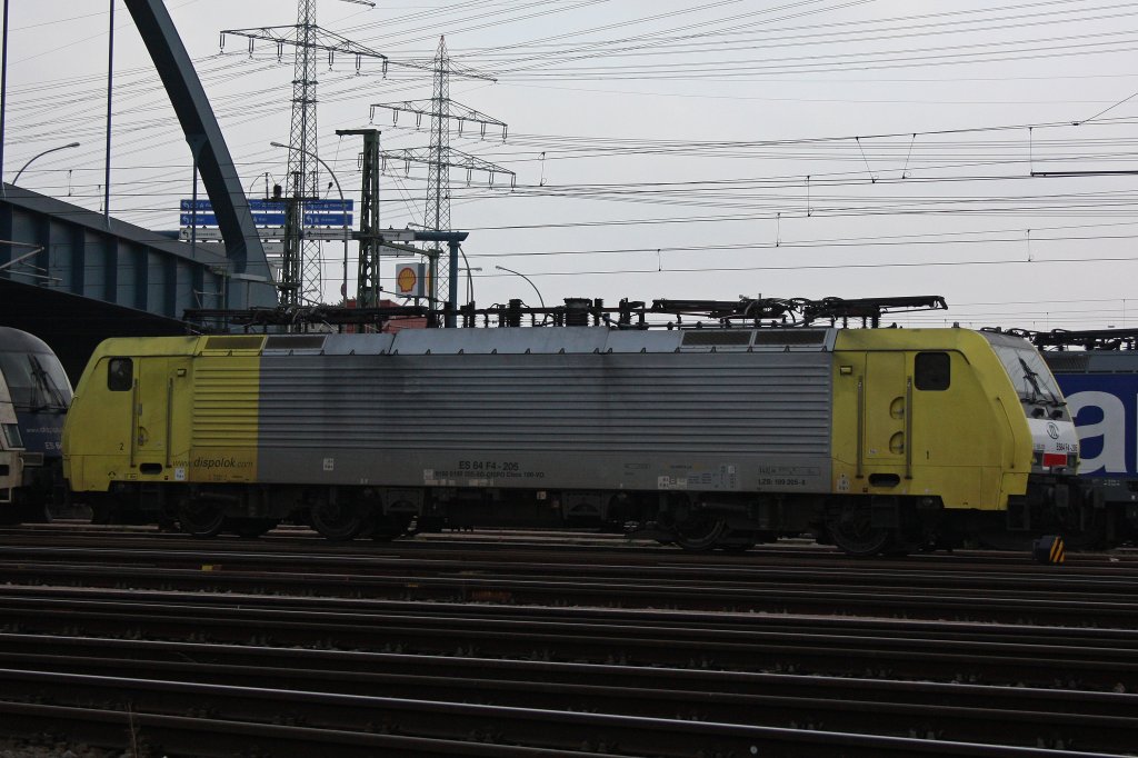 MRCE/ITL ES 64 F4-205 steht am 25.10.11 abgestellt im Gbf Alte Sderelb in Hamburg-Waltershof.