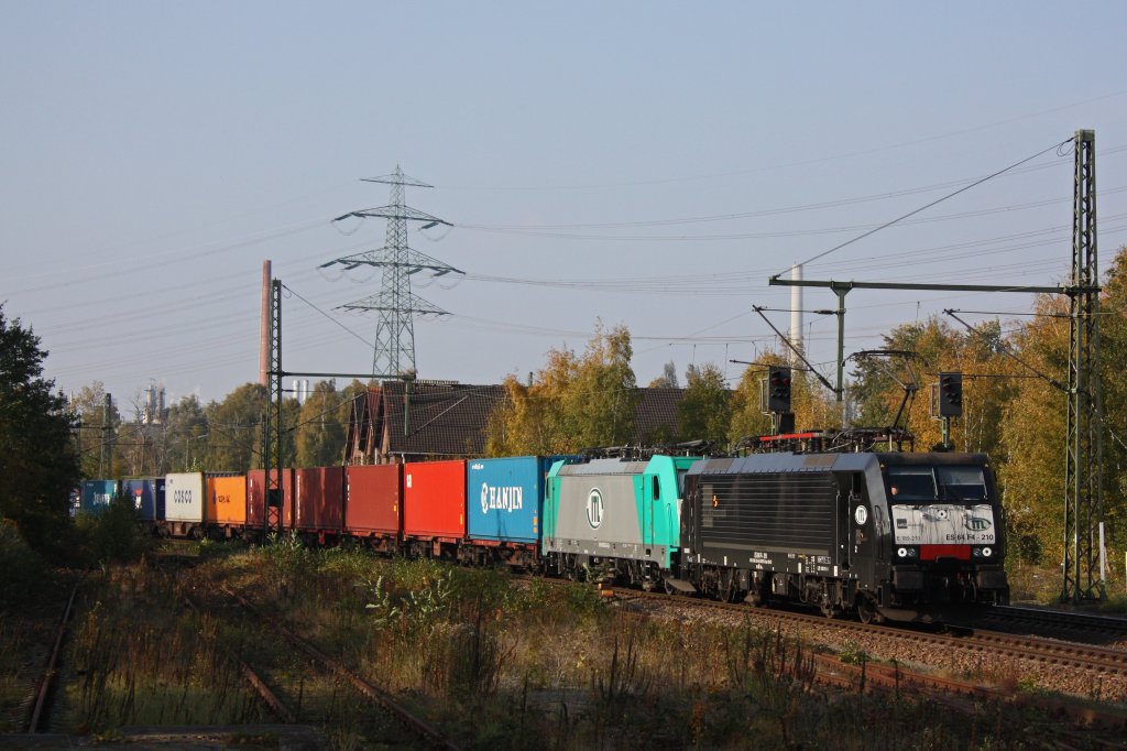 MRCE/ITL ES 64 F4-210 (E189-210) zieht am 25.10.11 die von ITL angemietete E186 242 und einen Containerzug durch Hamburg-Unterelbe.