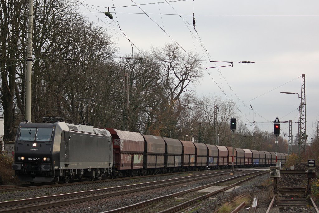 MRCE/Niag 185 547 am 30.11.12 mit einem Kohlezug in Ratingen-Lintorf.