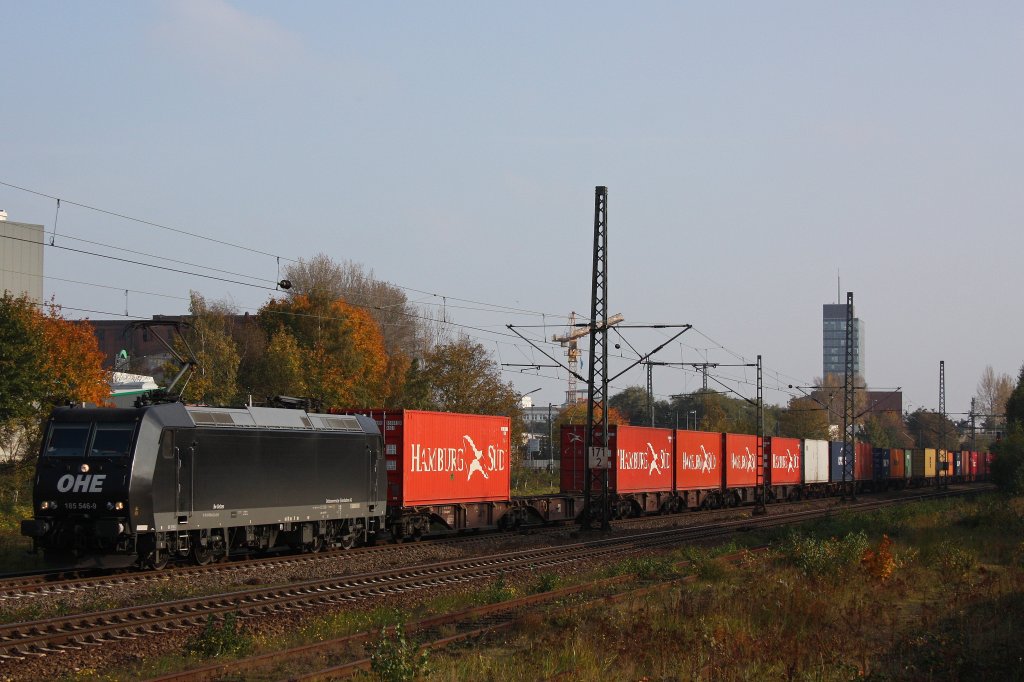 MRCE/OHE  185 546 am 25.10.11 mit einem Containerzug bei der Durchfahrt durch Hamburg-Unterelbe.