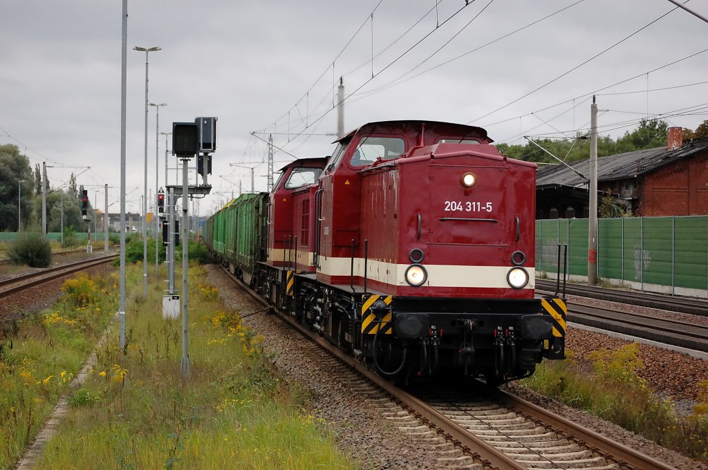 MTEG 204 311-5 (ex DR 202 311) & MTEG 204 354-5 (ex DR 202 354) mit einem leeren Holzzug in Rathenow in Richtung Wustermark. 28.09.2010