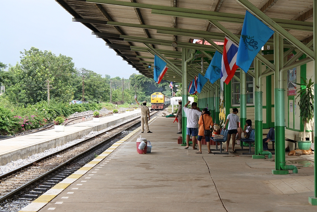 Muak Lek Station am 23.August 2010, Blick in Richtung Klang Dong. Im Hintergrund nähert sich die 4537 mit dem RAP 136 (Ubon Ratchathani - Bangkok).