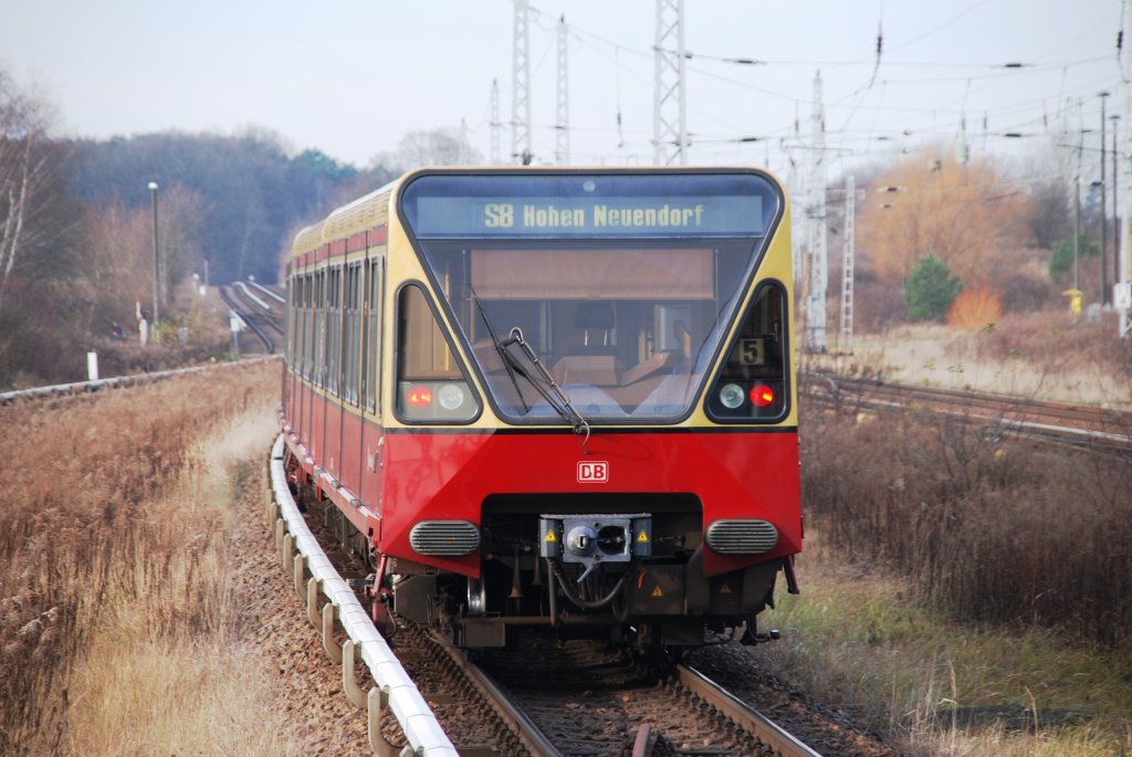 MÜHLENBECKER LAND (Landkreis Oberhavel), 05.12.2009, Berliner S-Bahnlinie S8 nach Hohen Neuendorf bei der Ausfahrt aus dem Bahnhof Schönfließ