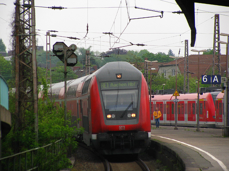 Mhlheim an der Ruhr, 9.05.2010. Dieser schne Doppeldecker der Linie war leider voll, so whlte ich lieber jenen S-Bahn (S1).