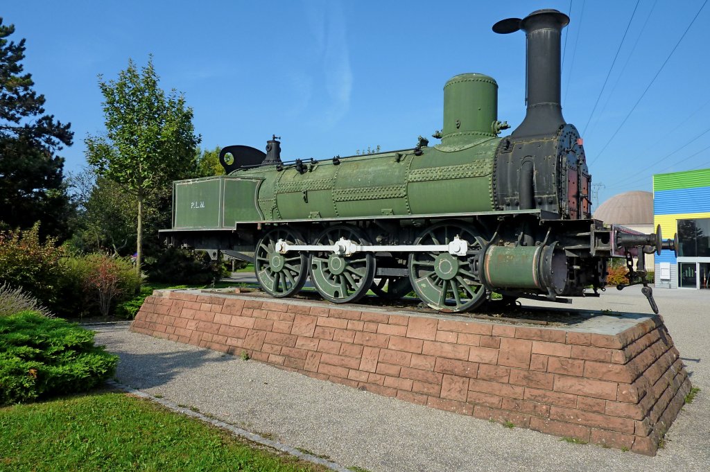 Mlhausen (Mulhouse), diese uralte Dampflok, noch ohne Fhrerhaus, steht vor dem Eisenbahnmuseum, sehr gut zu sehen auch die genietete Konstruktion des Kessels, Sept.2012