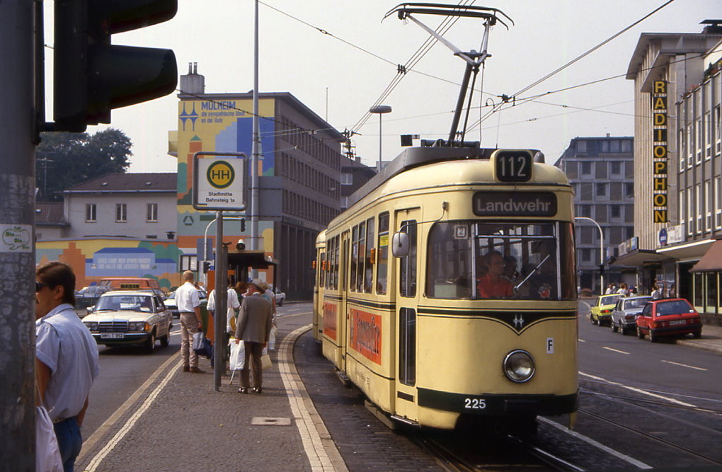 Mlheim Tw 225 in der Stadtmitte am Berliner Platz / Leineweber Strae, 31.08.1985.