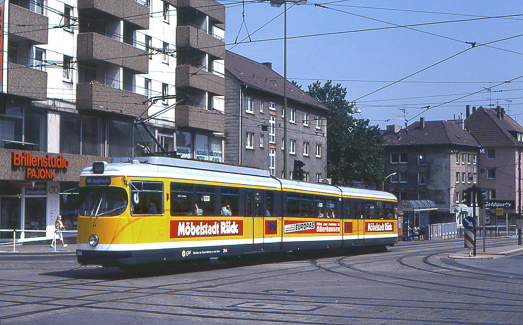 Mlheim Tw 264 ist auf der damals noch durchgehenden Linie 104 in Essen in der Altendorfer Strae, Ecke Helenenstrae unterwegs, 09.06.1993.