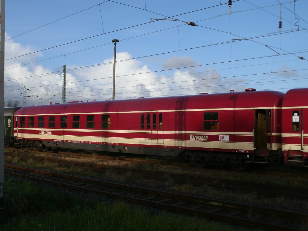 Mller Reisen und sein Barwagen WGmh 56 80 89-40 109-1 abgestellt,am 08.Oktober 2011,in Bergen/Rgen.