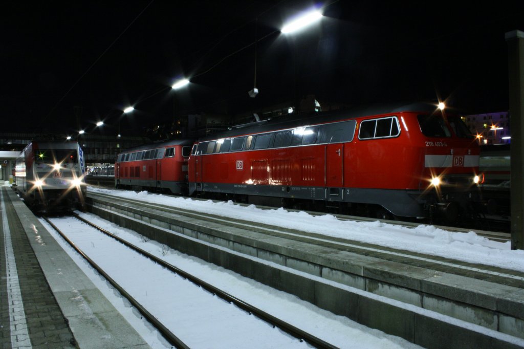 Mnchen Hbf am 27.12.10: 101 144  Hertha BSC  abgestellt am Stutzen und die 2 218er vom EC aus Zrich am Weg ins BW.